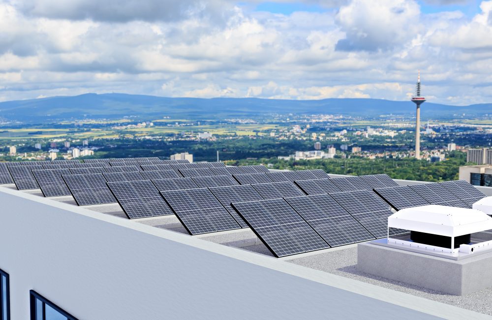 Modernes Bürogebäude mit Aufdach-Solaranlage