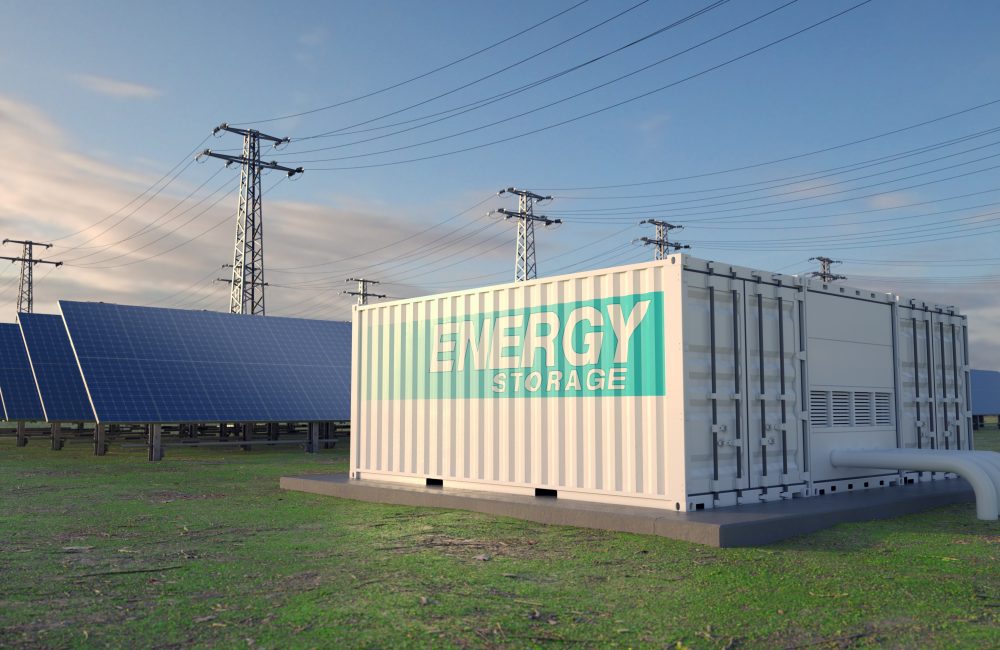 3DVisualisierung eines großen Batteriespeichers vor einem Solarfeld mit Stromtrassen