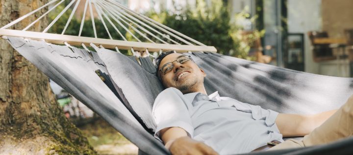 Helmut Adwiraah in Hängematte in Averdung Garten