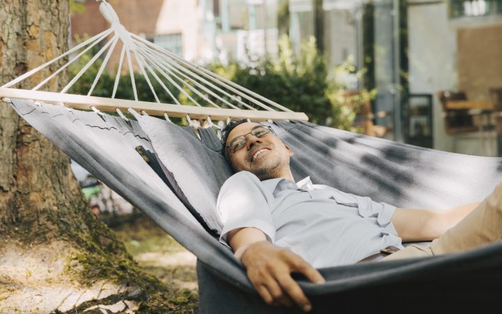 Helmut Adwiraah in Hängematte in Averdung Garten