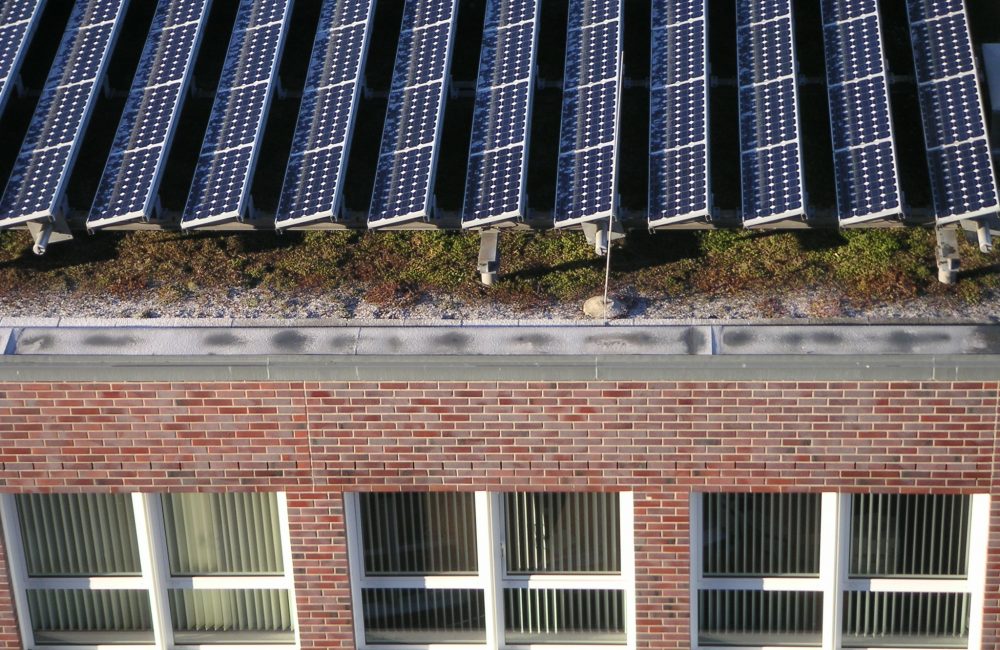 Bürogebäude mit Aufdach Solaranlage und Begrünung