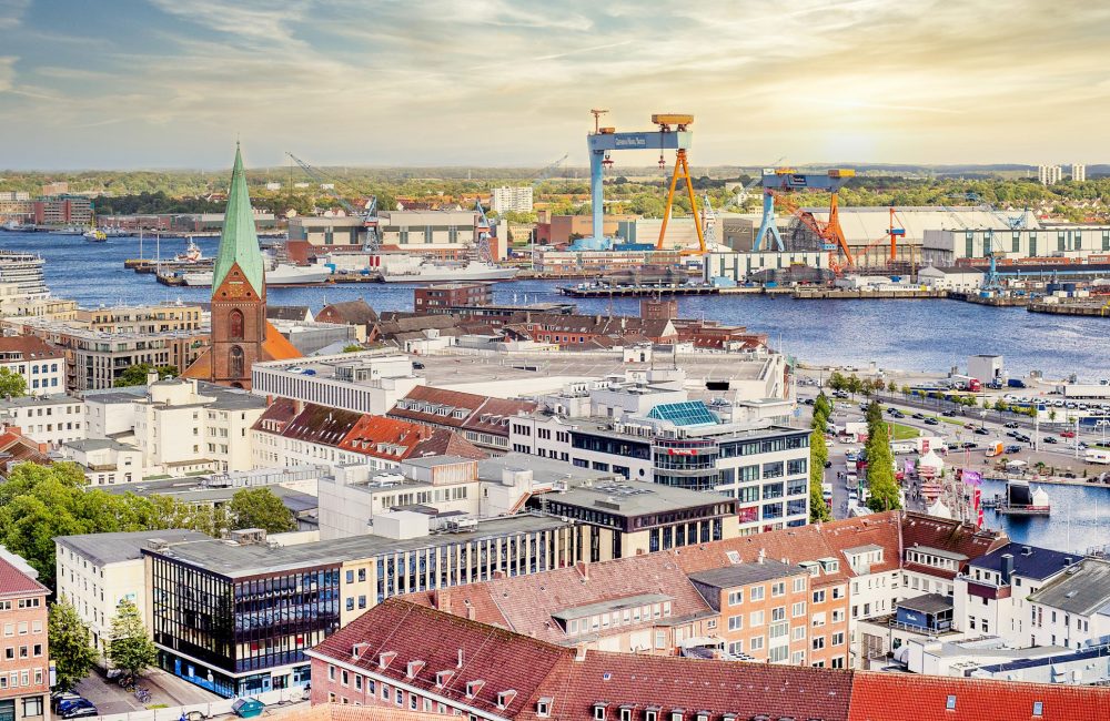 Kieler Hafen mit Kirche und Industrie