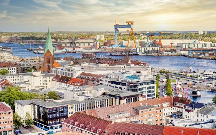 Kieler Hafen mit Kirche und Industrie