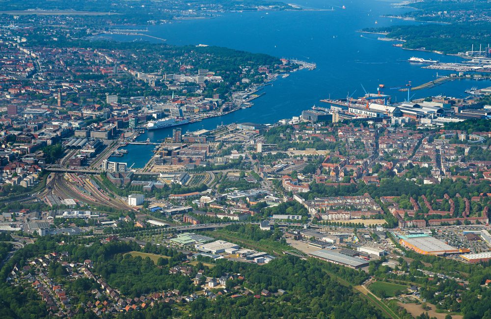Luftaufnahme von Kiel an dessen Stadtrand Kronshagen liegt