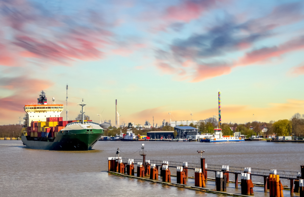Foto eines Frachters, der nach Brunsbüttel einläuft