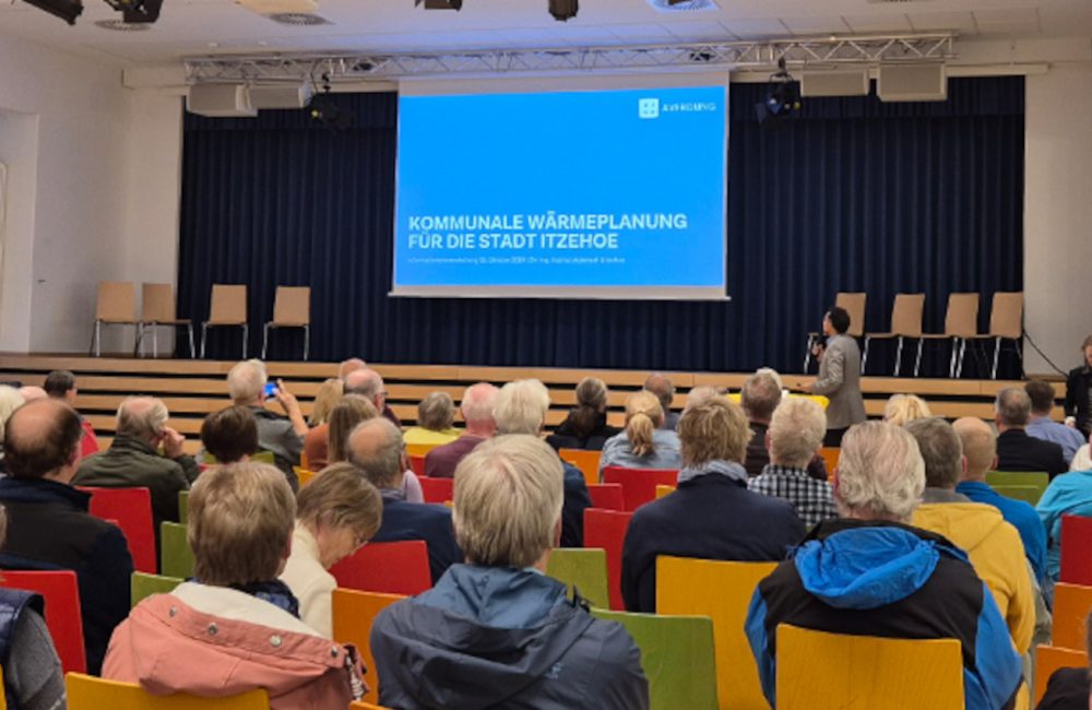 Helmut Adwiraah stellt in einer Bürger:inenveranstaltung in Itzehoe die kommunale Wärmeplanung vor