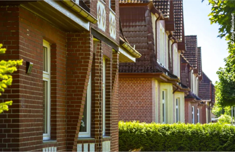 Foto von Vorgärten mit historischen Hausfronten im Beamtenviertel in Brunsbüttel
