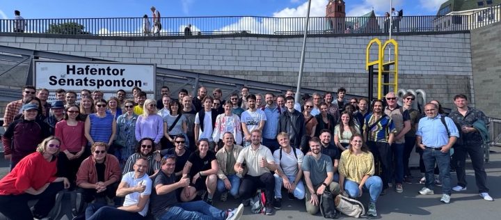 Gruppenfoto von Averdung und Megawatt Mitarbeitenden an den Landungsbrücken anlässlich des Sommerfests