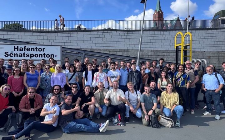 Gruppenfoto von Averdung und Megawatt Mitarbeitenden an den Landungsbrücken anlässlich des Sommerfests