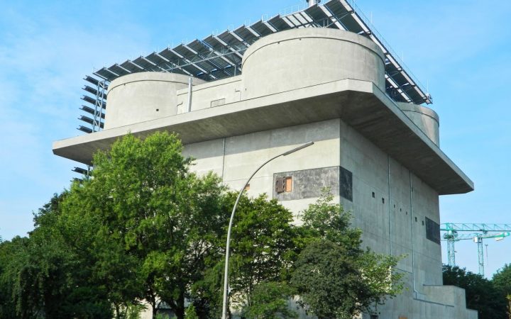 Foto vom Energiebunker Wilhelmsburg. Auf dem Dach und an der Seite erkennt man die sogenannte "Solare Hülle".