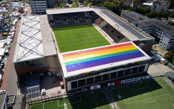 Foto der Regenbogen Solaranlage auf dem Millerntorstadion aus der Luft.