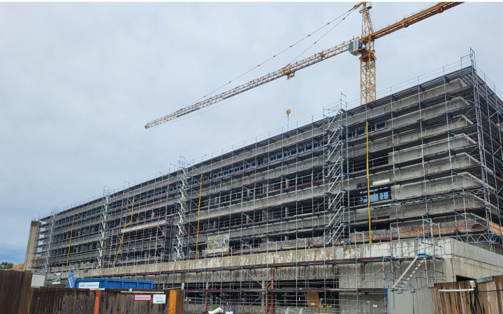 Blick auf das FUBIC-Gebäude in Berlin-Dahlem, Business und Innovationszentrum neben der Freien Universität (Beitragsbild)