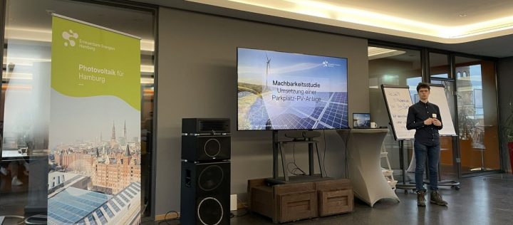 Yannick Piguel hält einen Fachvortrag zu Parkplatz-PV für Unternehmen