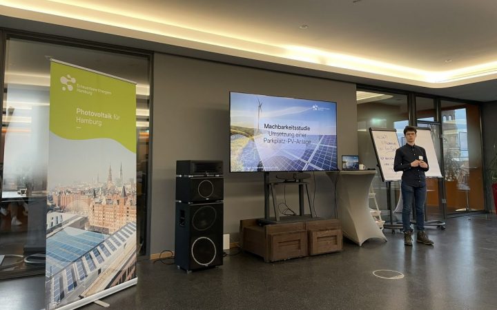 Yannick Piguel hält einen Fachvortrag zu Parkplatz-PV für Unternehmen