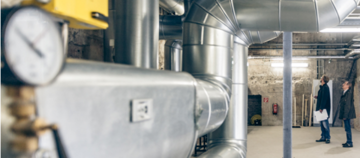 Zwei Ingenieure begutachten eine Wärmeleitung