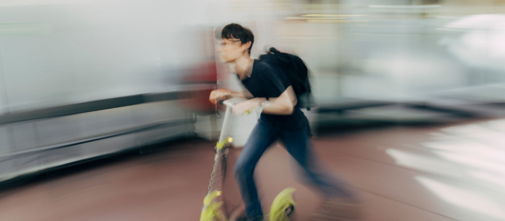 Symbolbild für breaking news. Ein Mann fährt schnell auf einem Roller.
