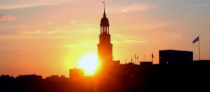 Hamburger Michel bei Sonnenuntergang