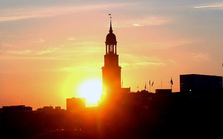 Hamburger Michel bei Sonnenuntergang