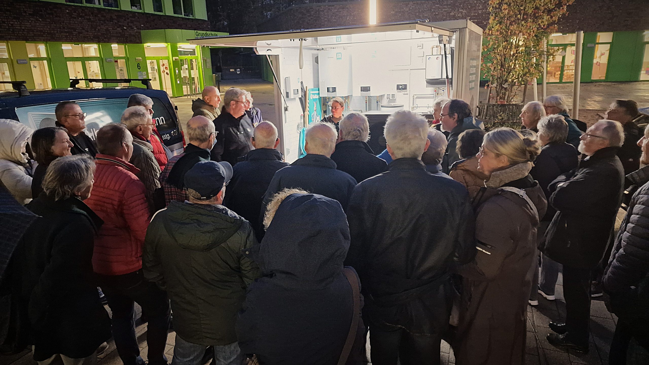 Andrang vor gläserner Wärmepumpe bei Infoveranstaltunge Wentorf