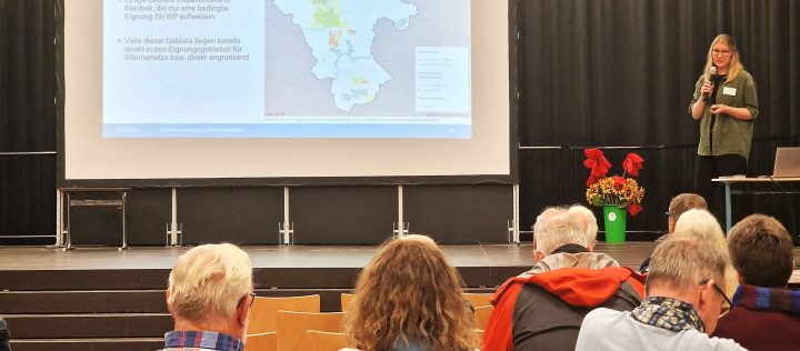 Nachhaltige Wärmeversorgung in Wentorf. Lena Mierendorff beim Vortrag über Möglichkeiten der individuellen und nachbarschaftlichen Wärmeversorgung