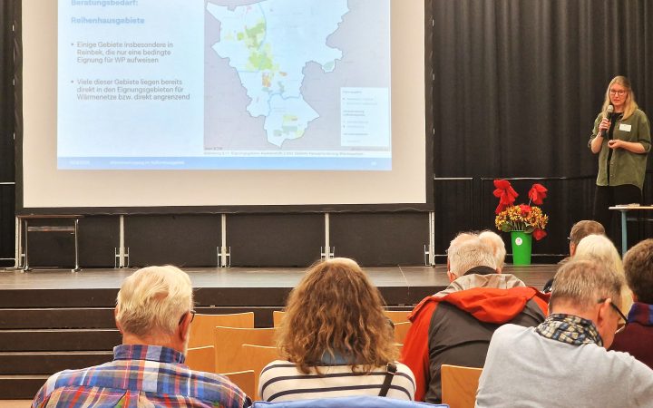 Nachhaltige Wärmeversorgung in Wentorf. Lena Mierendorff beim Vortrag über Möglichkeiten der individuellen und nachbarschaftlichen Wärmeversorgung