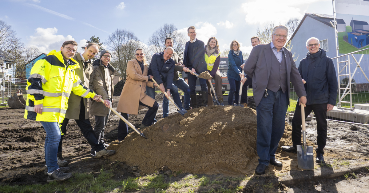 Spatenstich für Energiezentrale für das Projekt Futur-IQ mit projektbeteiligten Personen vor dem Bauschild