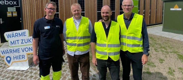 Niklas Wulff mit Verantwortlichen von Hansewerknatur und Fenagy. Im Hintergrund die Großwärmepumpe, die in Langenhorn in Betrieb gegangen ist.