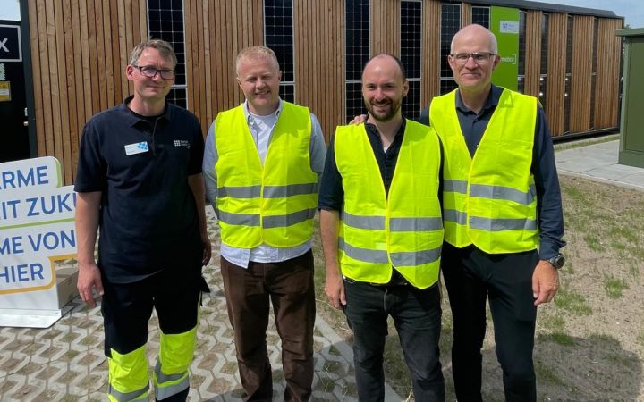 Niklas Wulff mit Verantwortlichen von Hansewerknatur und Fenagy. Im Hintergrund die Großwärmepumpe, die in Langenhorn in Betrieb gegangen ist.