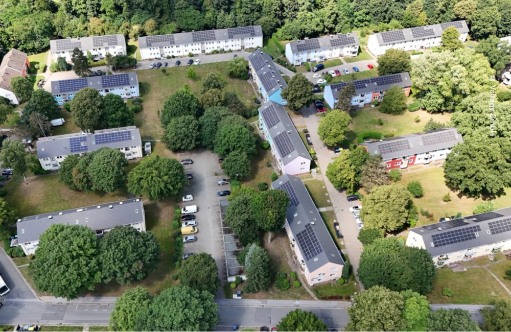 Luftfoto der Eichkampsiedlung, zahlreiche Dächer mit Solaranlagen